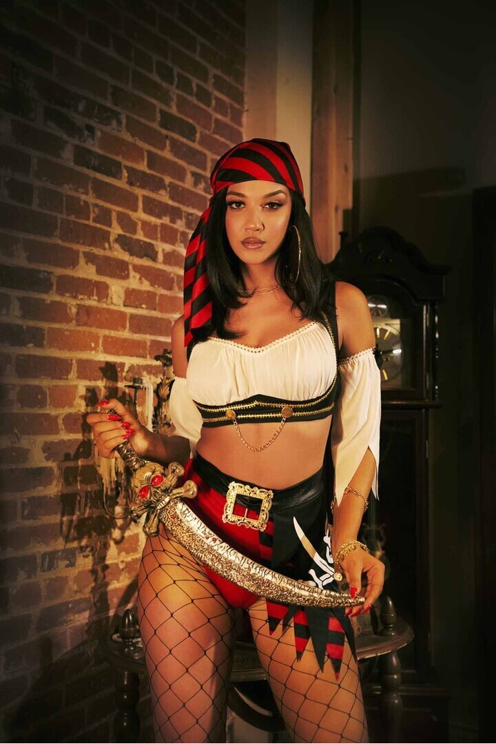 Leg Avenue Wicked Wench Pirate Costume in Red/Black 5